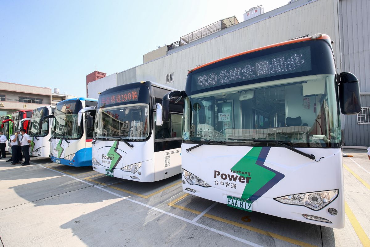 ▲台中市電動公車全國最多  ，為方便辨識鼓勵搭乘，電動公車全面換新裝，統一 以白底搭配綠色閃電標誌。（圖／台中市府提供）