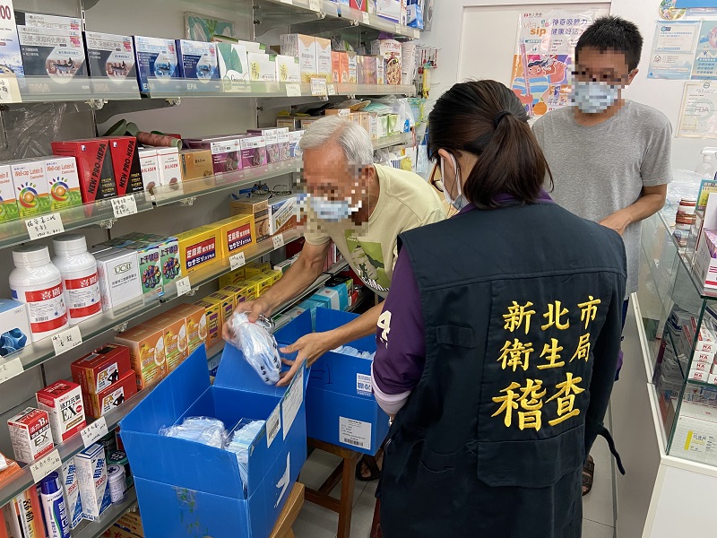 ▲新北市發現有大陸製口罩混入國家隊當中，衛生局持續派人到藥局稽查。(圖/新北市衛生局提供)