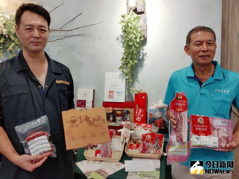 ▲中央畜牧場暨神農獎得主蘇鵬(右)與平埔黑豬創辦人李榮春強調(左)盼政府落實產地標章或標示,明確標註美豬豬肉的來源(圖/記者陳美嘉攝,2020.09.04)