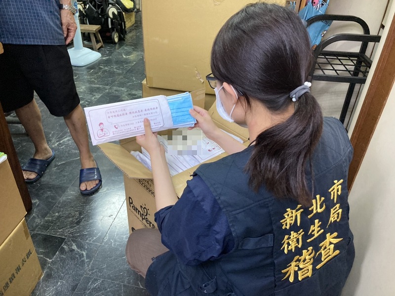 ▲新北消保官會同衛生局人員，4日抽查轄內48家藥局，都沒有發現大陸製口罩販售。(圖/新北市衛生局提供)