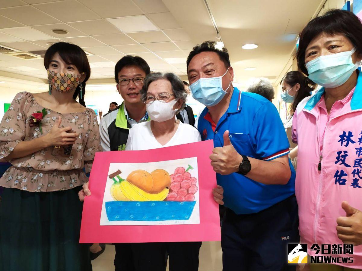 ▲98歲陳黃新葉阿嬤開心分享她的創作，員林市長游振雄也為她豎起大姆指說讚。（圖／記者葉靜美攝，2020.09.04）