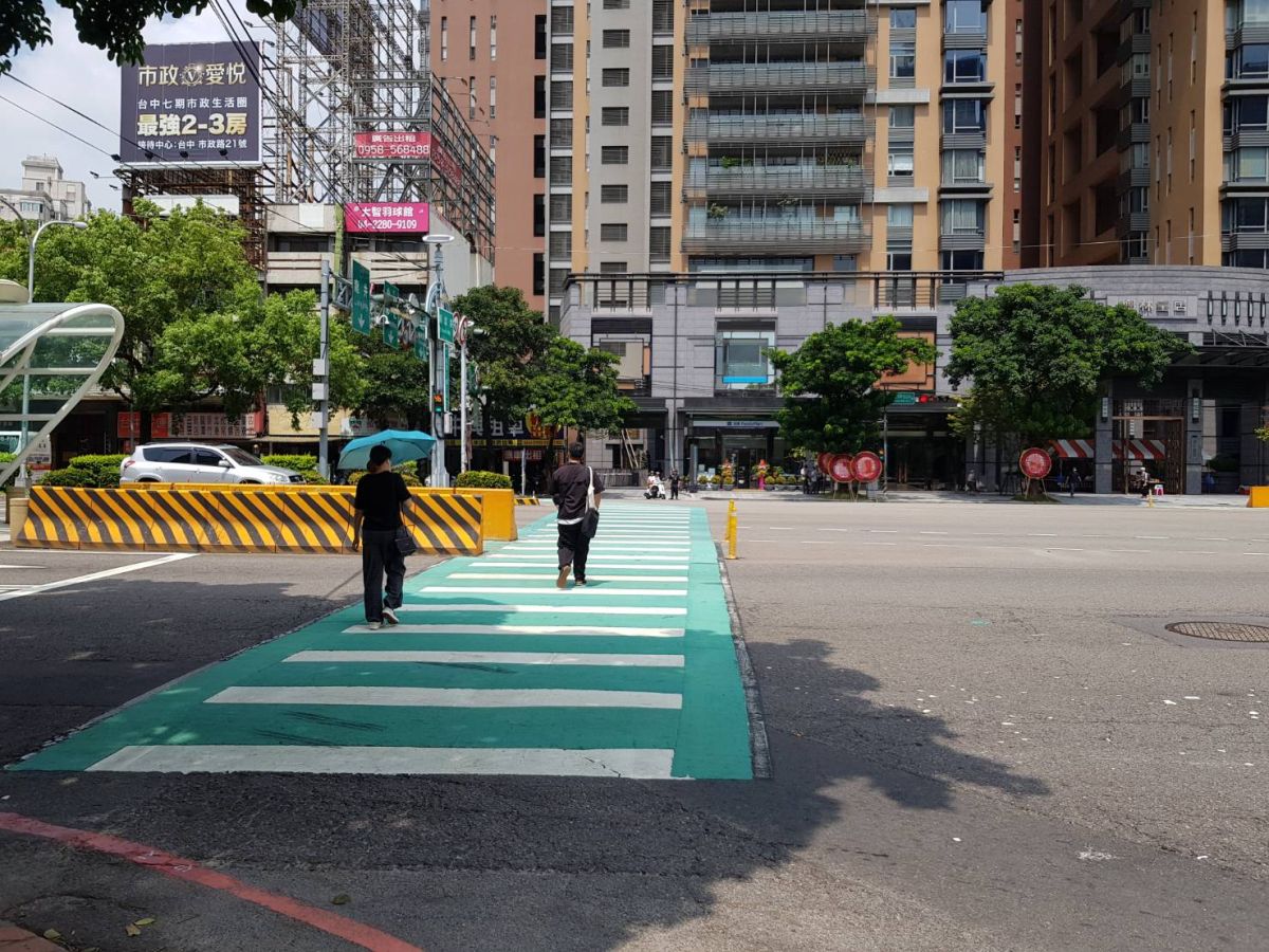 ▲台灣大道朝富路口採行人綠燈早開，配綠斑馬線降低人車衝突(圖／交通局提供2020.9.5)