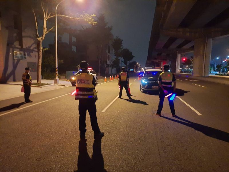 ▲台中清水區港埠路三段出現多輛改裝車聚集競速、甩尾，巨大聲響呼嘯而過，清水警分局規劃防制危險駕車取締勤務，嚇阻改裝車輛競速及甩尾歪風。(圖／警方提供2020.9.5)