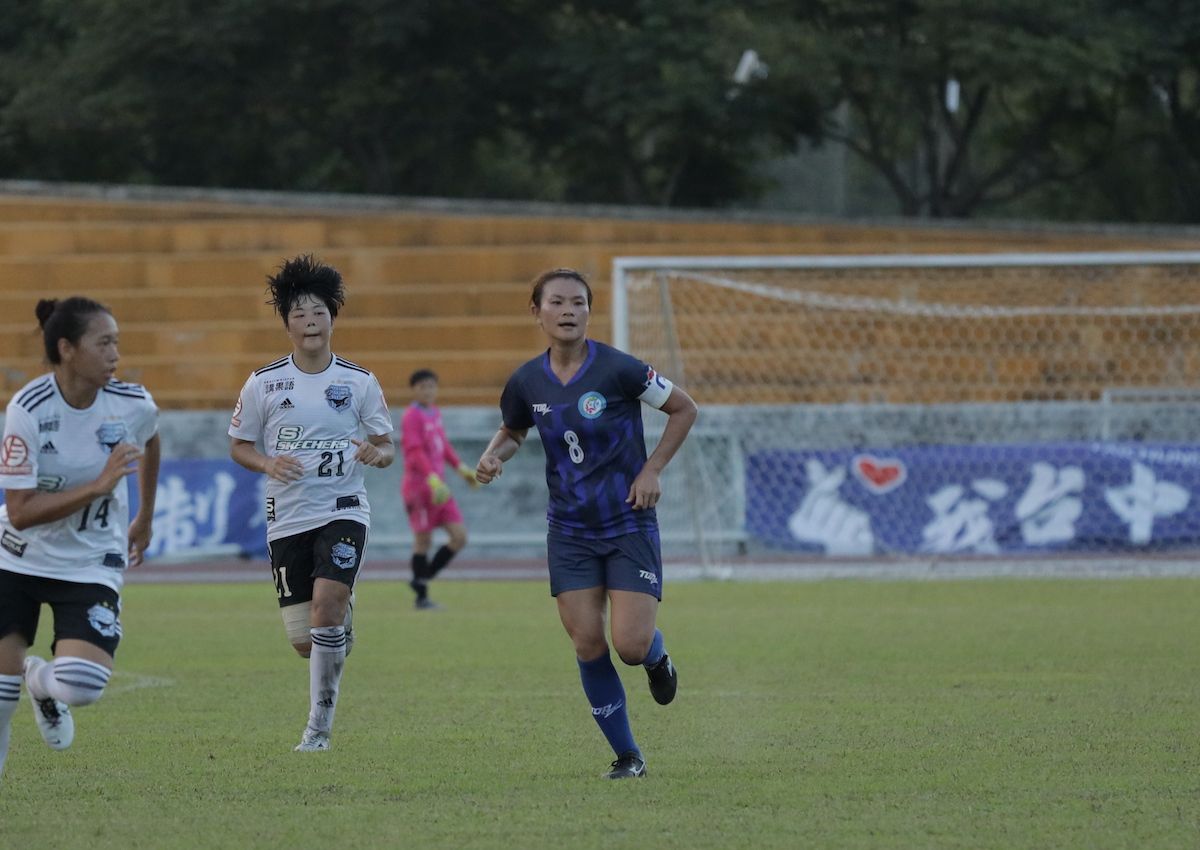 ▲木蘭女足聯賽，花蓮(藍衣)和台中藍鯨(白衣)爭奪本季冠軍。（圖／中華足協提供）