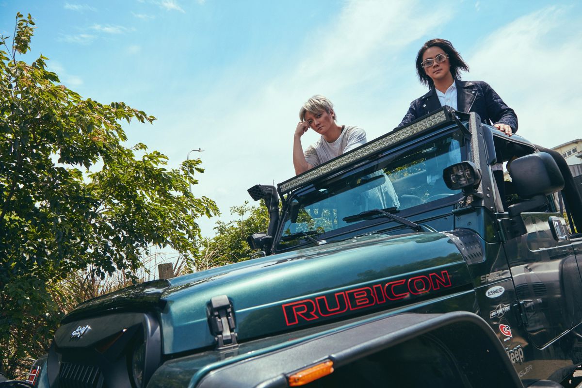 ▲F.I.R.拍攝新歌《海霧》MV，沒想到陳建寧（右）的褲子卻破了。（圖／華研國際提供）