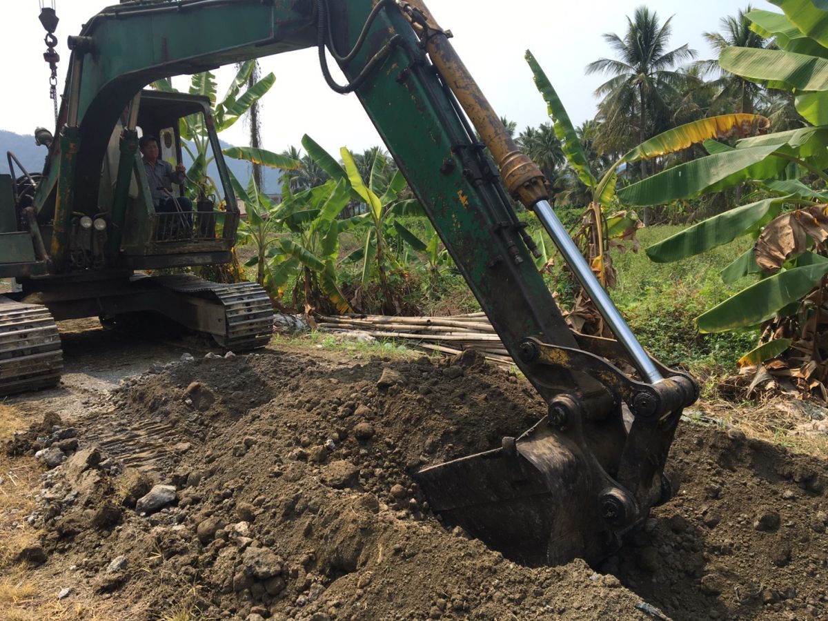 ▲旗山區大林段轉爐石回填案，環保局赴現場監督清理過程。（圖／高市環保局提供）