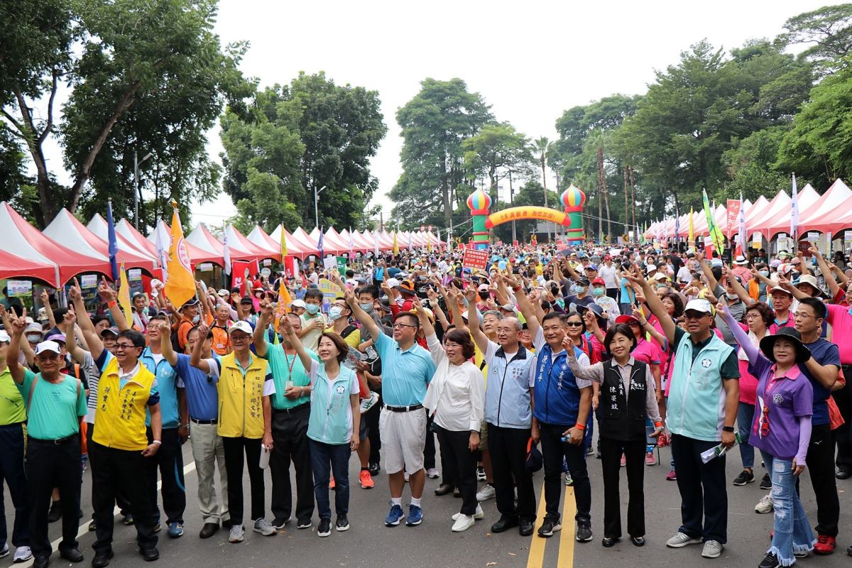 ▲參加健走除可領到紀念品，還有抽獎活動，市長黃敏惠熱情互動。〔圖／嘉市府提供2020.09.05〕