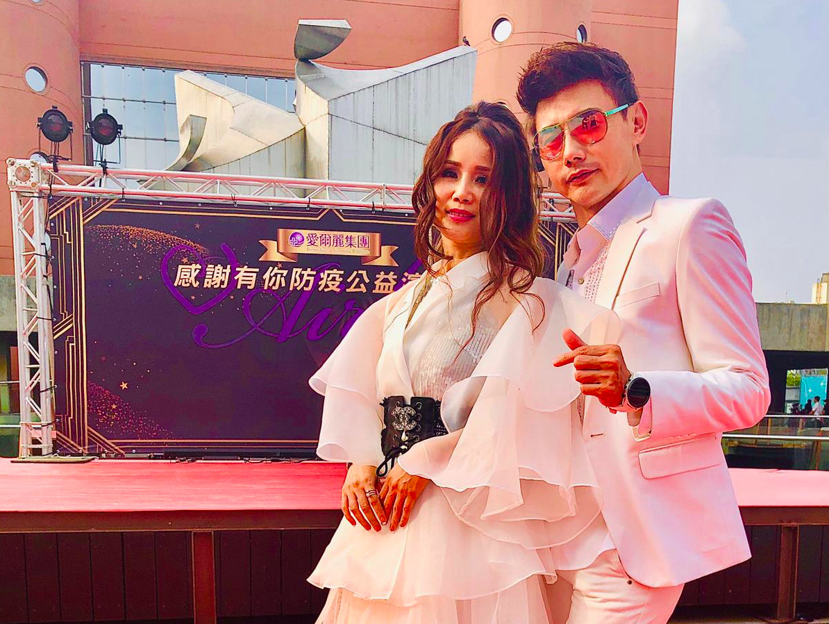 ▲包偉銘（右）與太太一起參與公益演唱會，而舞群團隊為了表演提早1個月來台隔離。（圖／翰森娛樂提供）