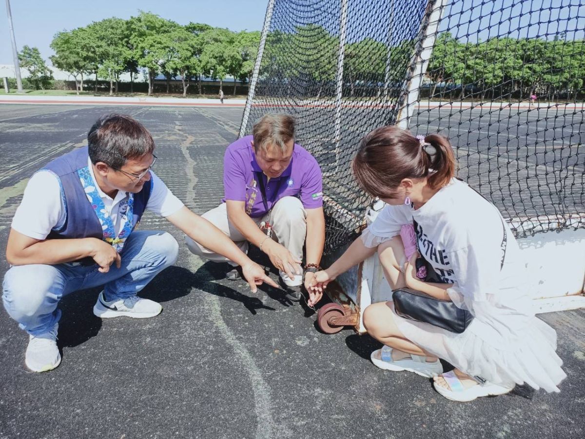 ▲龍潭運動公園鋪面脫落，近月來屢屢發生民眾跌倒摔傷的意外，黃敬平與林昭賢昨日與受傷的民眾一起到現場會勘，希望龍潭公所及體育局拿出辦法解決。（圖／黃敬平服務處提供）
