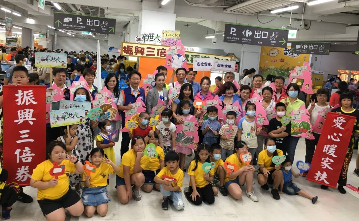 ▲社會各界善心人士慷慨解囊，讓3250名受助的彰化家扶兒少，今（5）日開心到大賣場，選購新學期要用到的文具用品、新鞋、新衣褲、書包及民生物資等。（圖／記者葉靜美攝，2020.09.05）