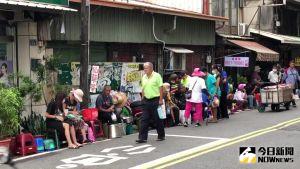 ▲彰化蛋黃酥名店不二坊經常可見排隊人龍，中秋預定今(16)日開放接受電話預購。（圖／資料照，記者陳雅芳攝，2020.09.05）