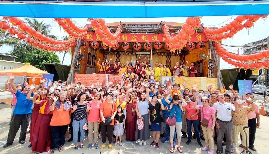 ▲行動佛殿第100站駐錫嘉義新港奉天宮大停車場，來自各地信眾擠滿會場誦經祈福。(圖／佛教正心會提供）