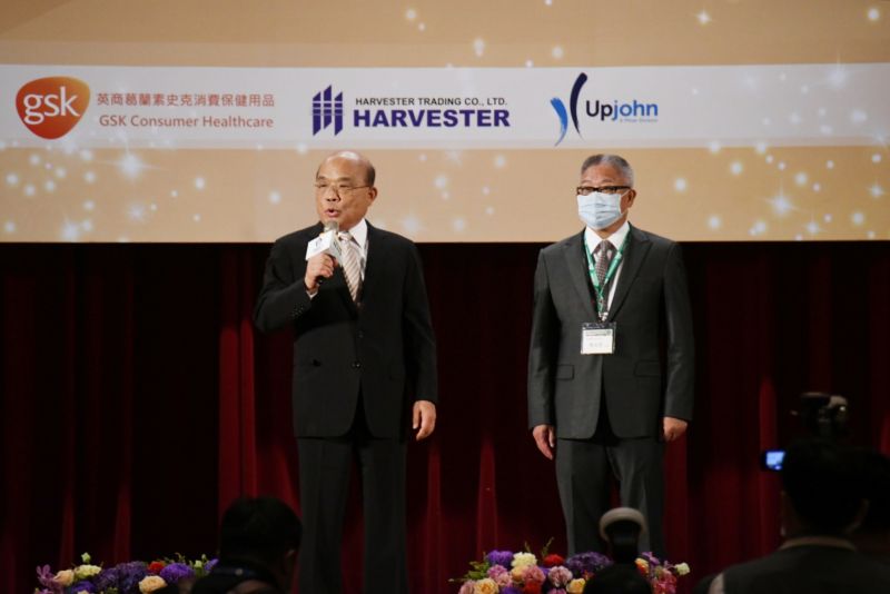 ▲行政院長蘇貞昌（左）出席藥師公會全聯會40週年會慶，稱讚大家是鋼鐵藥師。（圖／記者林調遜攝，2020.09.05）