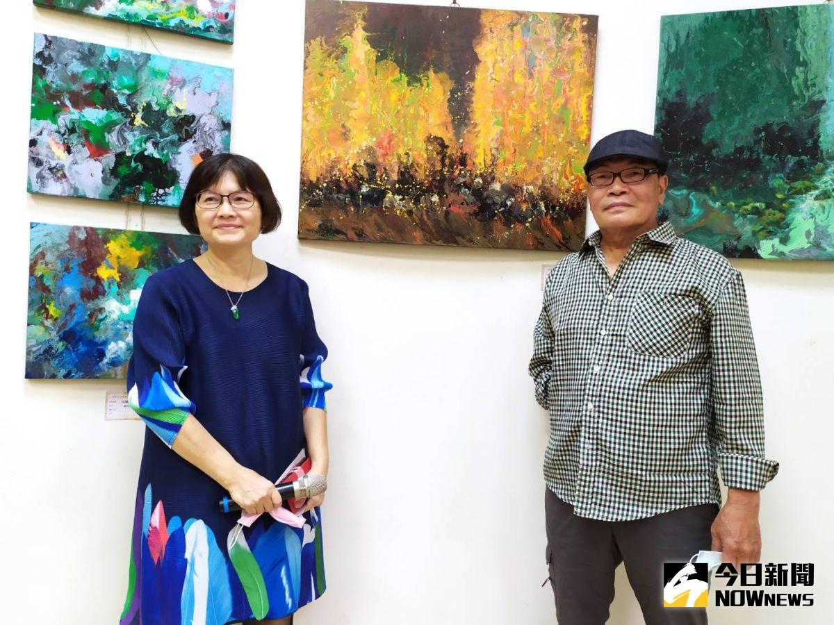 ▲顏文基創作展開幕儀式中，擔任司儀的是他的夫人鐘苡青，由最了解的另一伴來介紹作品，顯得更加深入、也更有感情。（圖／記者葉靜美攝）