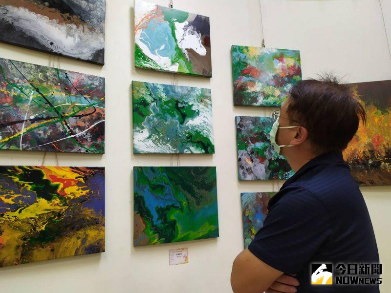 ▲強調畫展沒有主題，就是「想畫，就可以畫」，但細觀作品不難發現，顏文基展出的畫作仍環繞在他最關心的台灣環境生態上。（圖／記者葉靜美攝，2020.09.05）