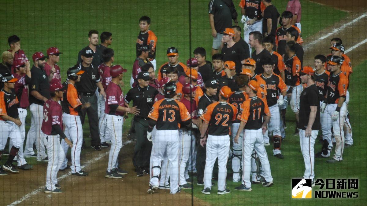 ▲陳禹勳觸身球砸中郭阜林，引發兩隊衝突。（圖／吳政紘攝）