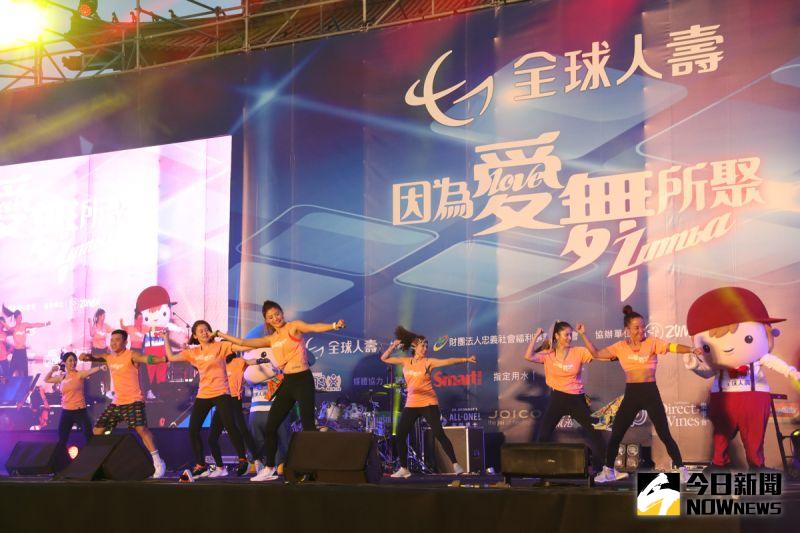 ▲全球人壽今(5)日晚間號召千人齊聚中正紀念堂兩廳院廣場跳ZUMBA。(圖/記者顏真真攝)