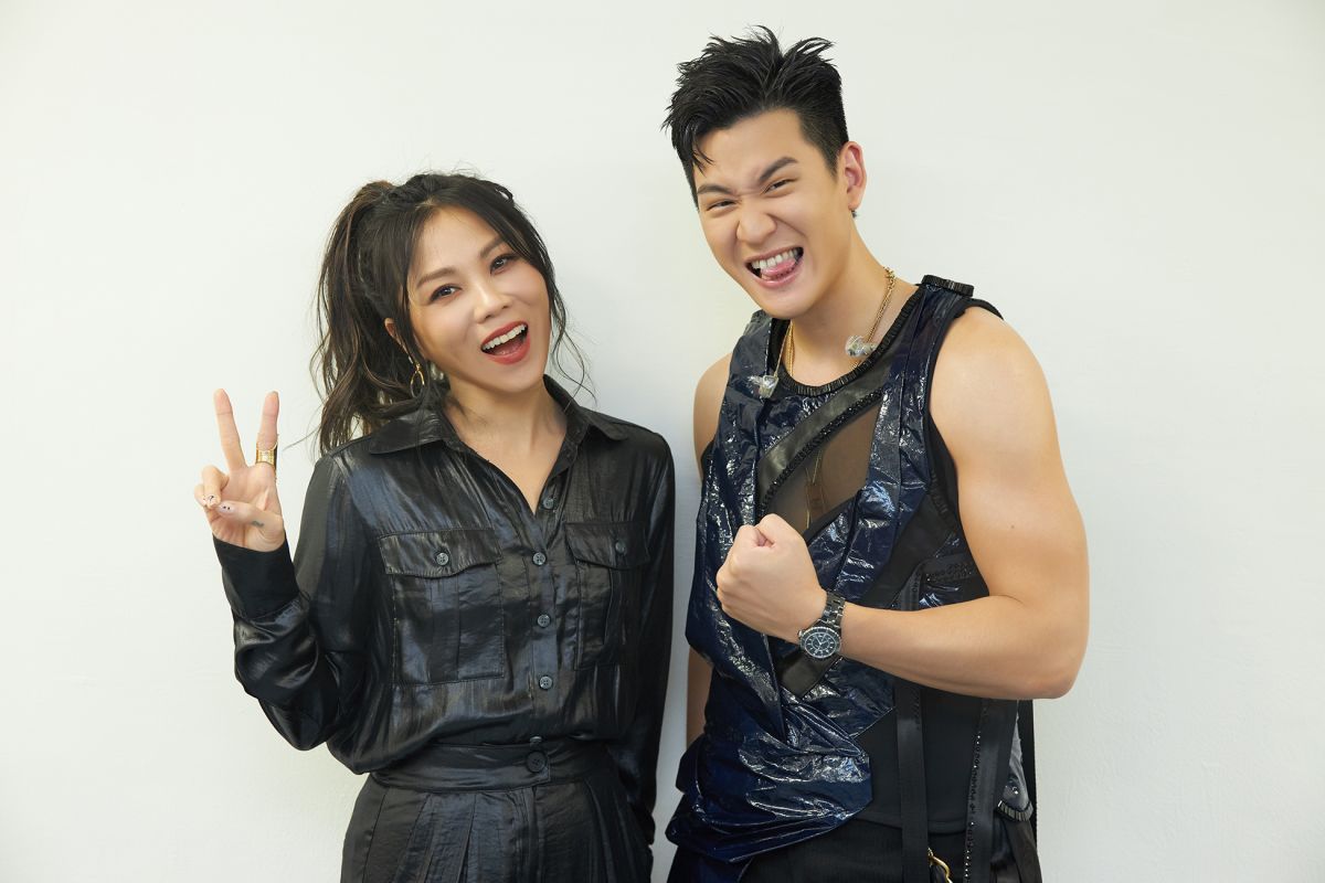 ▲蔡健雅（左）擔任周興哲「你,好不好 巡迴演唱會 DELUXE」高雄場演唱會嘉賓，周興哲秒變小粉絲害羞告白。（圖／星空飛騰提供）