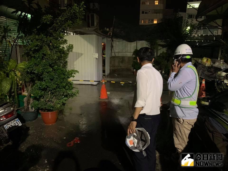 ▲彰基醫院七期大樓正在施工又發生路面塌陷，縣議員李寶銀緊急找來縣政府工務處長林漢斌到場了解處理。（圖／記者陳雅芳攝，2020.09.06）