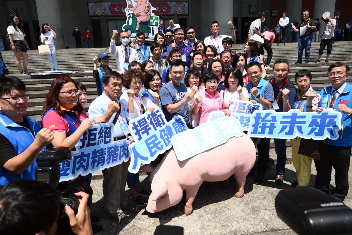 ▲國民黨主席江啟臣6日偕同黨籍縣市首長、立委、正副議長和黨代表共同呼籲全民連署「捍衛食安公投」。（圖／記者林柏年攝，2020.09.06）