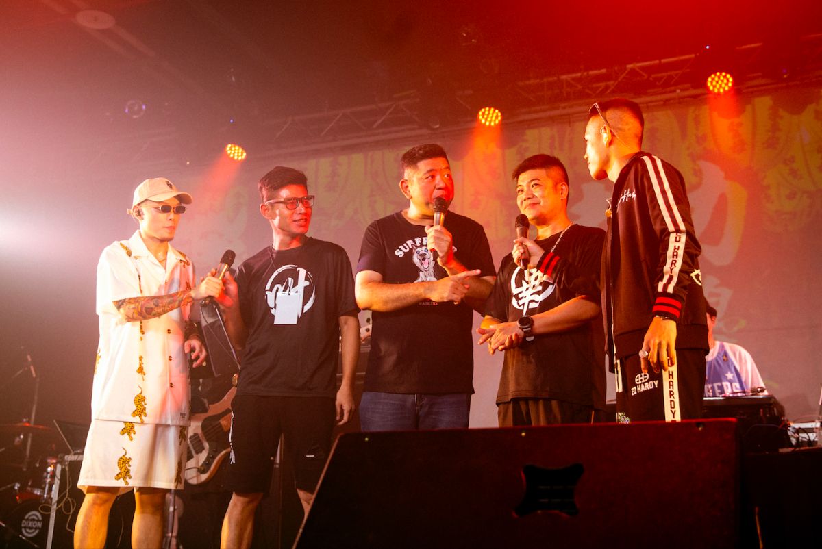 ▲草屯囝仔（左一、右一）睽違2年舉辦演唱會，馬國畢（右二）當嘉賓，竟扯出澎恰恰負債一事。（圖／混血兒娛樂提供）