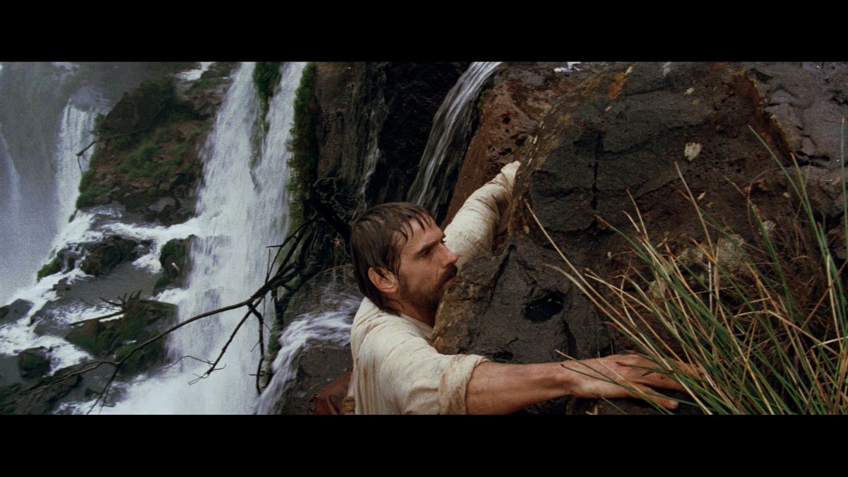 ▲影帝傑瑞米艾朗徒手攀爬伊瓜蘇瀑布，相當危險。（圖／甲上）