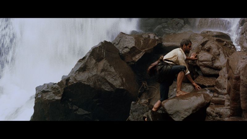 ▲▼飾演加百列修士的傑瑞米艾朗，徒手爬瀑布來真的