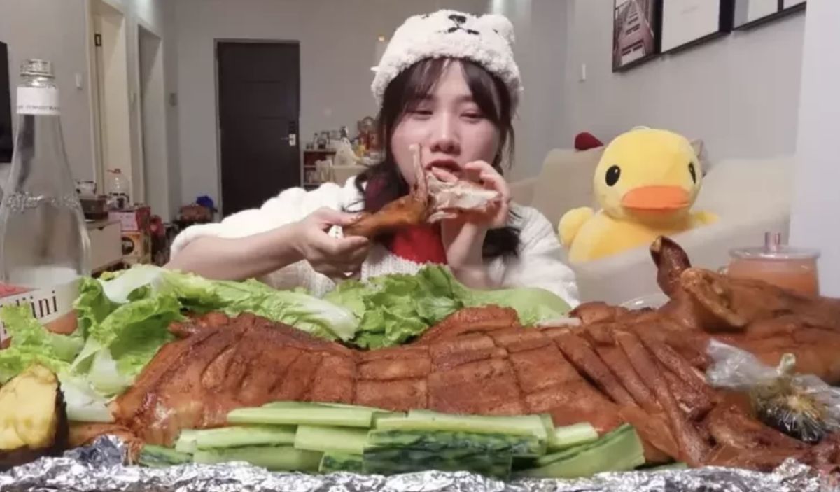 ▲習近平下令禁止餐飲浪費後，中國大量「吃播」帳號被消失。（圖／翻攝「美女大胃王」稱密子君影片）