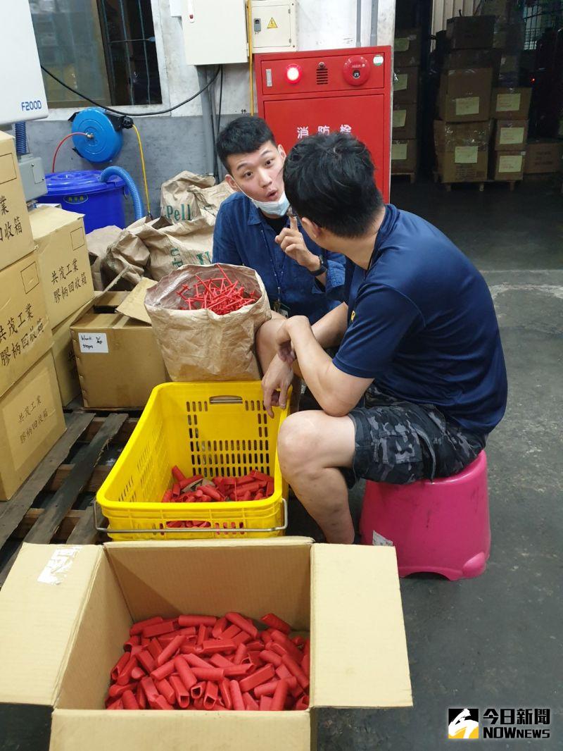 ▲新進的聽障員工阿書,負責操作塑膠射出機台,就服員仍不時前往輔導。(圖/金武鳳攝,2020.9.6)