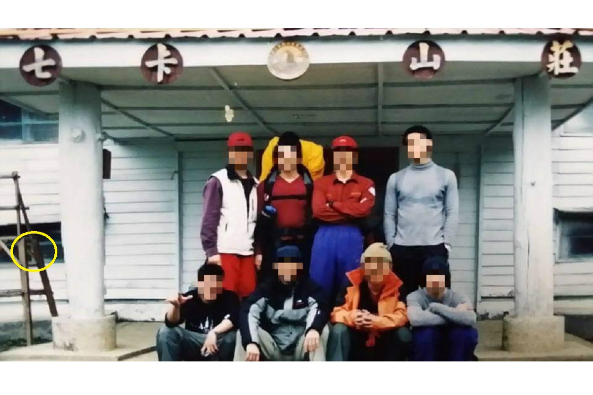 ▲有網友貼出過去爬雪山的舊照，並透露照片中左邊的窗戶，疑似藏著一張「詭異人臉」，但他認為只是角度問題，而內行網友一看則紛紛神解。（圖／翻攝自臉書社團《靈異公社》）