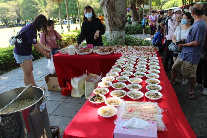 ▲雲林在地優質鵝肉活動在古坑綠隧，遊客現場品嚐還可低價購買。（圖／記者簡勇鵬攝,2020.09.06）