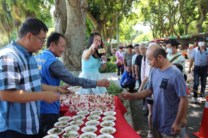 ▲雲林在地優質鵝肉活動在古坑綠隧，遊客現場品嚐還可低價購買。（圖／記者簡勇鵬攝,2020.09.06）