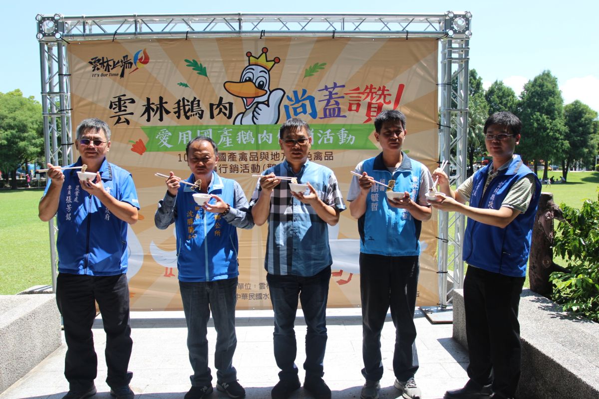 ▲雲林在地優質鵝肉活動在古坑綠隧道，遊客現場品嚐還可低價購買。（圖／記者簡勇鵬攝,2020.09.06）