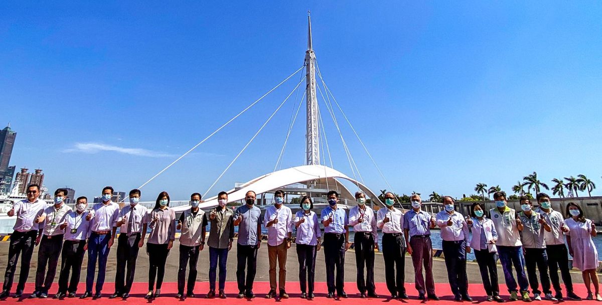 ▲總統蔡英文到高雄港第三船渠視察全台首座水平旋轉橋─大港橋。(圖／記者黃守作攝，2020.09.06)
