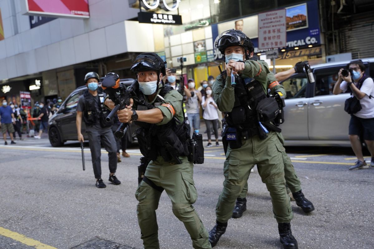 ▲香港警察於9月6日九龍遊行期間舉胡椒球槍。（圖／翻攝自《香港01》）