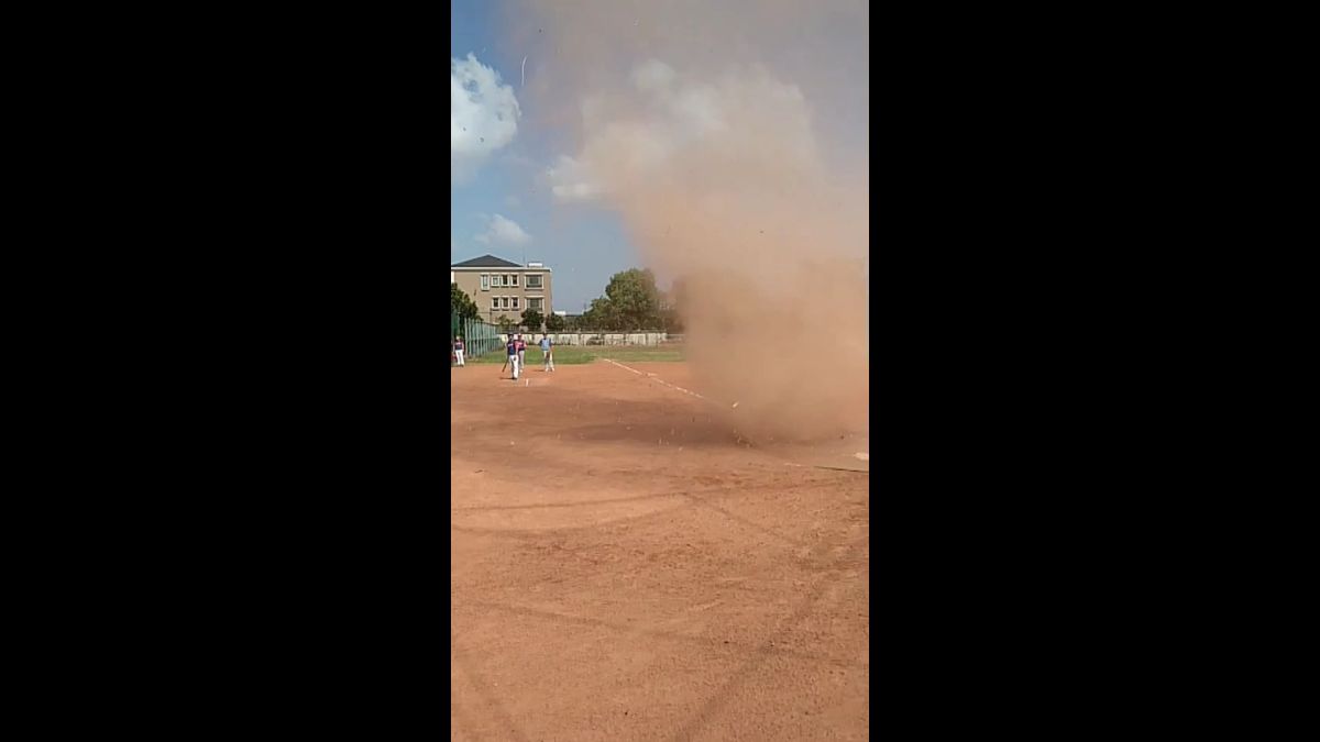 ▲龍捲風亂入球場，使得球賽進行中的所有球員和工作人員，基於安全考量也都暫時停止比賽並避開這個小龍捲風。（圖／龍馬棒壘球協會李旺翰裁判提供）