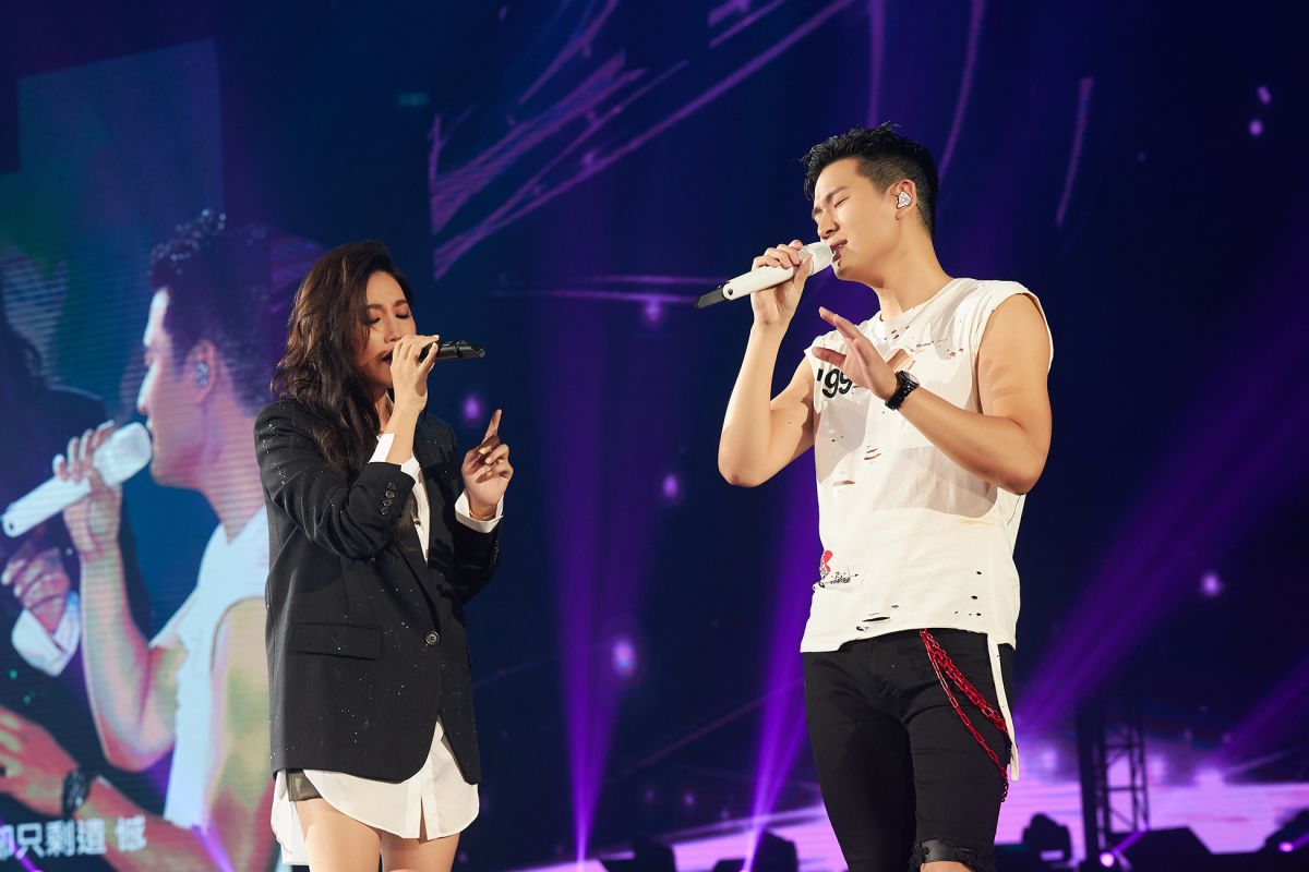 ▲A-Lin（左）擔任周興哲第二天高雄場演唱會嘉賓，在現場放話要唱8首歌，笑翻全場。（圖／星空飛騰提供）