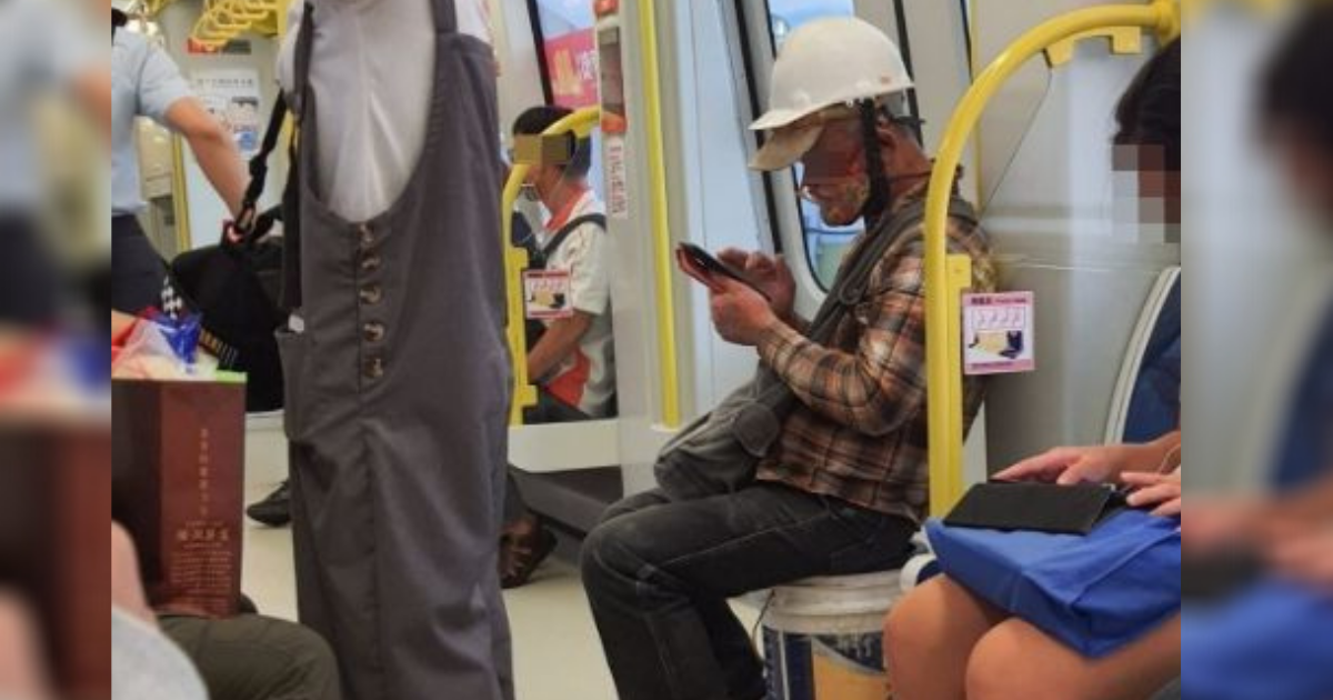 ▲一名女網友指出，自己在搭乘捷運時，看見水泥工人為了不弄髒座位，反而自備油漆桶當作椅子，讓她十分心疼。（圖／翻攝爆廢公社公開版臉書）