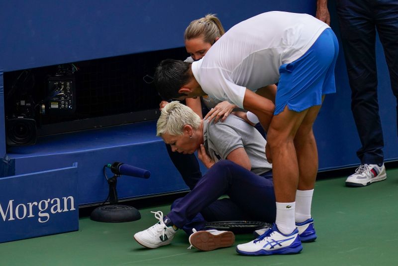 ▲世界球王Novak Djokovic大力擊球結果不慎的打中場邊女線審，導致後者受傷，美網裁判組當下決定他這場比賽判負，並且大會也決定對其罰款。（圖／美聯社／達志影像）
