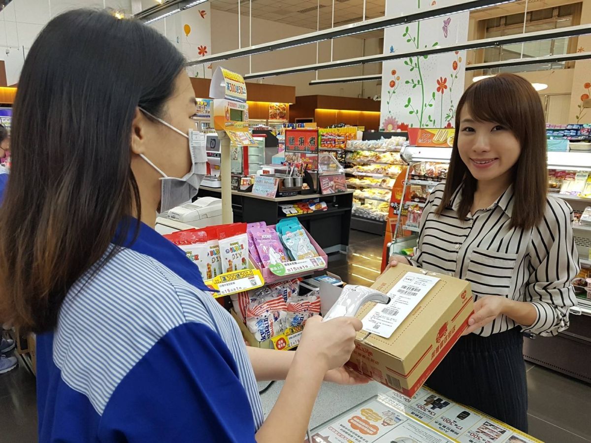 ▲萊爾富推出限量色口罩30000個，將從9/12開賣（圖／萊爾富提供）