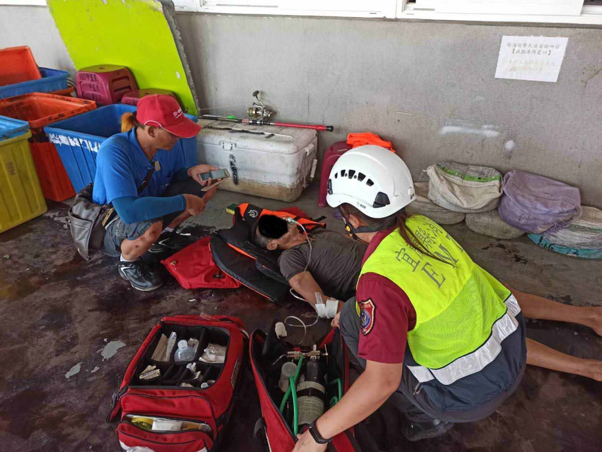 ▲11時45分宜蘭縣消防局回報，目前救起10人，5人疑無ohca（無生命徵象），5人受傷，目前還在搜救當中。（圖／宜蘭縣消防局提供)