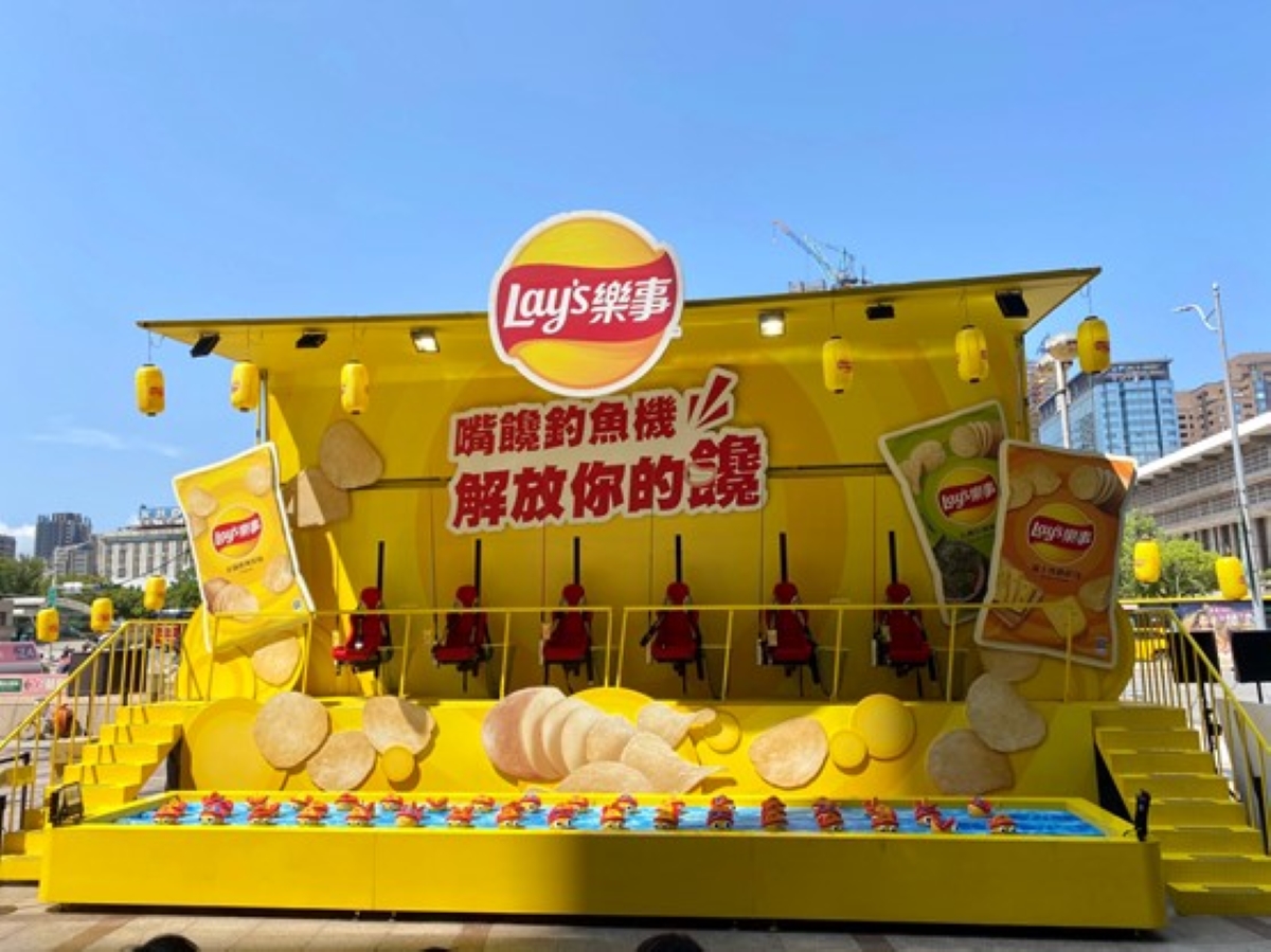 ▲台北新光三越站前店廣場，週六突然出現一台巨型釣魚機，吸引所有路過的民眾目光（圖／資料照片）