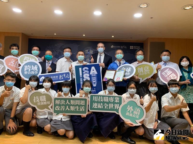 ▲侯友宜(左五)與英國文化協會羅瑞福處長(右五)共同頒發國際學校獎證書。(圖/記者康子仁攝)