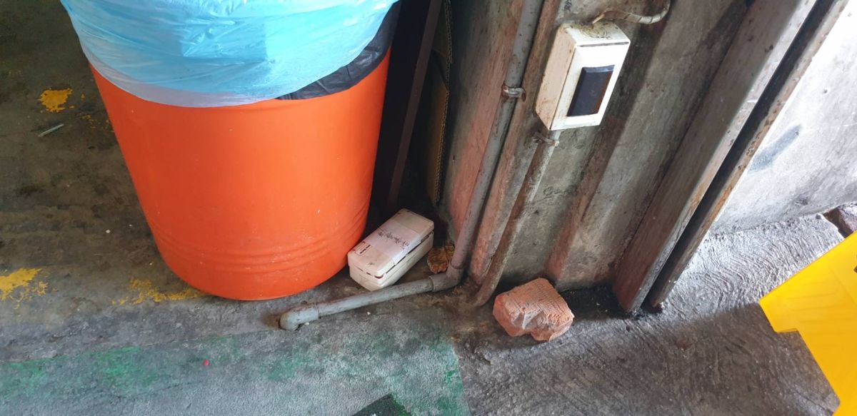 ▲▲高雄地檢署地下室今（７）日上午驚傳疑似遭放置爆裂物，公務車司機擔心廢棄汽車行動電源爆炸貼上字條，卻造成虛驚一場。（圖／記者郭凱杰翻攝）