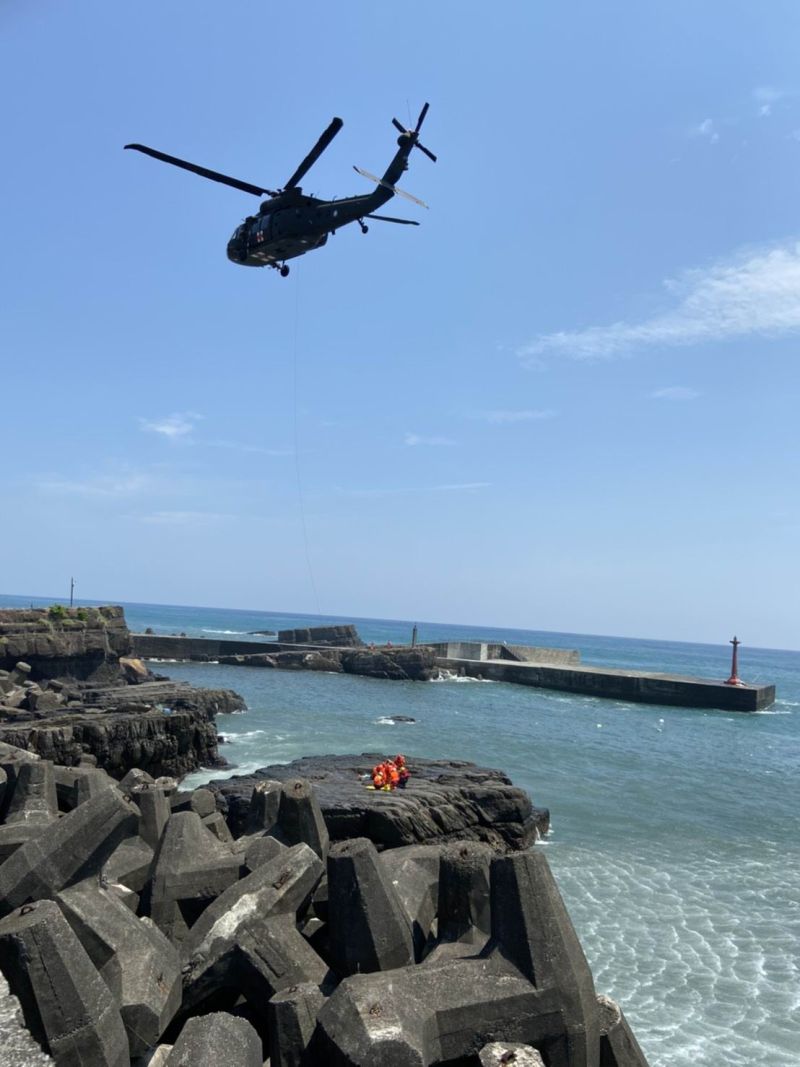 ▲1名受困外海礁石上OHCA，由空勤總隊直升機吊掛轉送國軍松山醫院。（圖／宜蘭縣消防局提供)