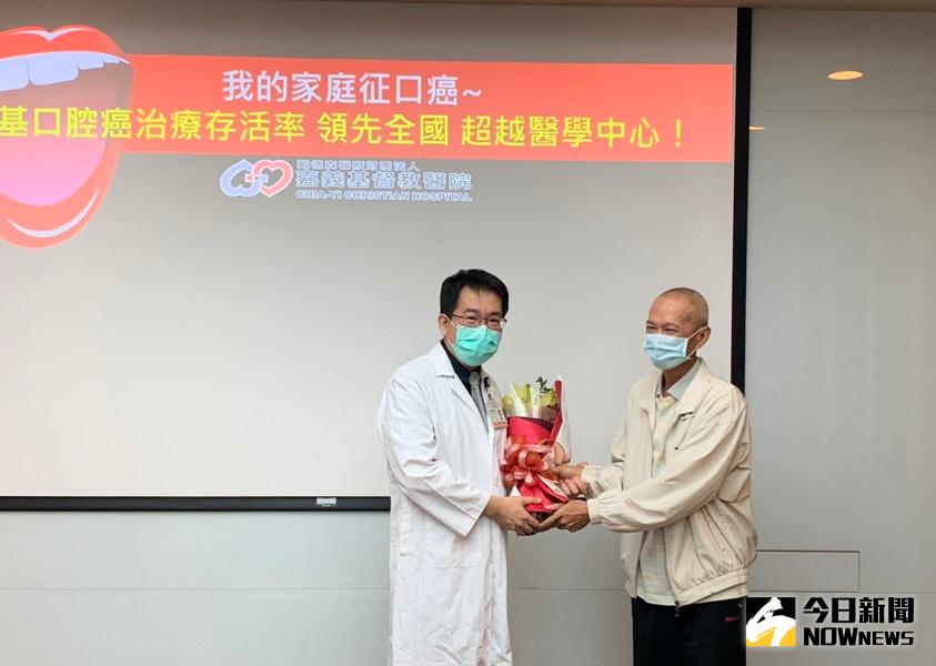 ▲癌症患者陳先生(右)經嘉義基督教醫院診治後，回復到日常生活與作息，持地持花到醫院感謝董俊良(左)醫師及團隊。(圖／記者陳惲朋攝）