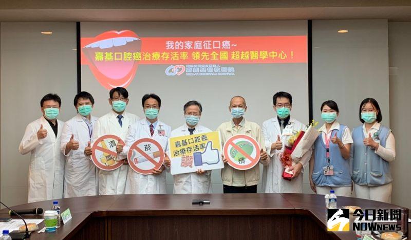 ▲嘉義基督教醫院醫療團隊與陳先生合影。(圖/記者陳惲朋攝)
