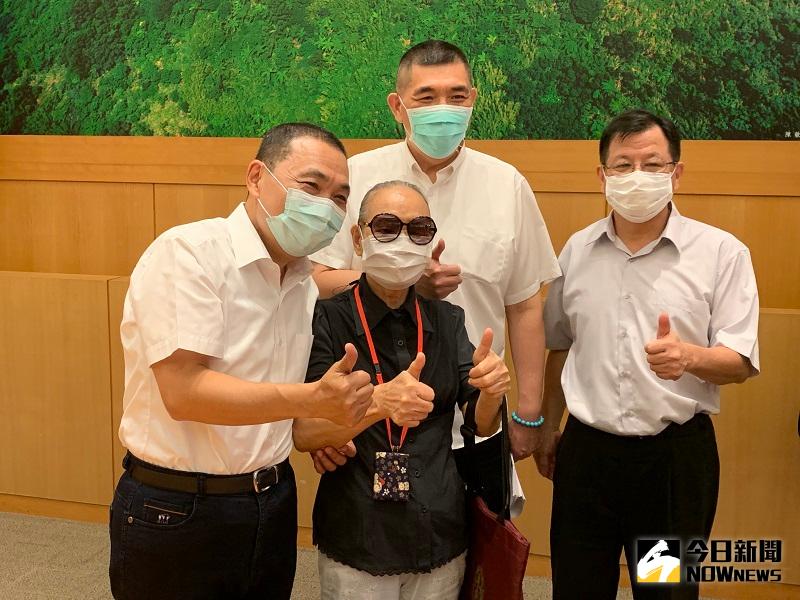 ▲吳志保女士為感念先夫，捐贈了價值共約1,000萬元之消防車輛、災勘車、潛水裝備、救災器材和警報器等，侯友宜特別表達感謝。(圖/記者康子仁攝)