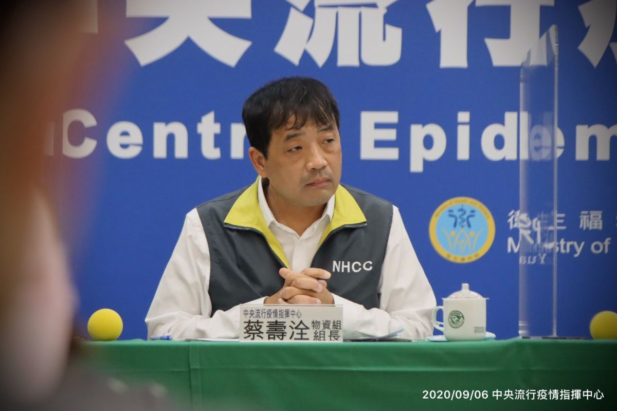 ▲中央流行疫情指揮中心物資組組長蔡壽洤昨（6）日說明陸製MIT口罩等相關事宜。（圖／指揮中心提供）
