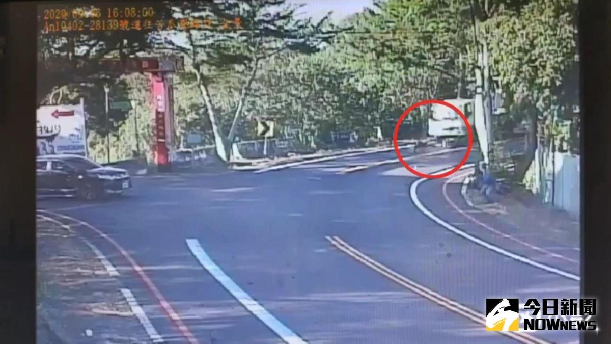 ▲縣道139線1名重機行經20K「死亡彎道」時整輛車突然失控滑到對向車道，遭吳姓男子駕駛的大貨車輾過，直摔進大貨車輪底。（圖／記者陳雅芳翻攝，2020.09.07）